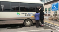 창문을 닦고 있어요